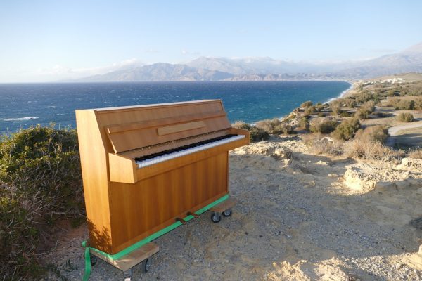 Klavier in Pitsidia am Meer